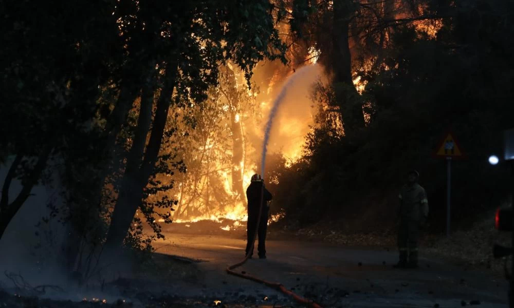 Ξένα ΜΜΕ: Πρωτοσέλιδο έχουν γίνει οι φωτιές στην Ελλάδα